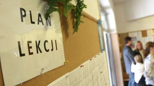 Koniec godzin karcianych dla nauczycieli. Nie będzie już zajęć pozalekcyjnych?