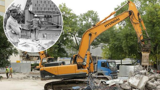Koniec kładki przy UMCS. Zobacz jak powstawała 38 lat temu i jak ją zburzyli [zdjęcia]