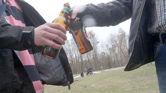 Koniec picia alkoholu pod chmurką. Od dzisiaj zmiany w ustawie