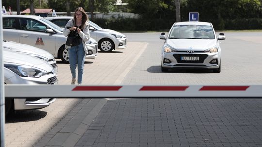 Zmniejszenie nawet o połowę liczby pytań na egzaminie teoretycznym na prawo jazdy i całkowitą rezygnację z egzaminu na placu manewrowym zapowiedziało w poniedziałek Ministerstwo Infrastruktury. Resort chce, aby regulacja zmieniająca system egzaminowania weszła w życie jeszcze w tym roku.