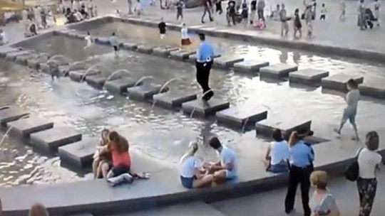 Koniec pływania w fontannie na pl. Litewskim. Straż Miejska interweniuje (wideo)