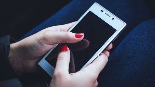 Koniec roamingu w Unii Europejskiej. Tańszy będzie też internet za granicą