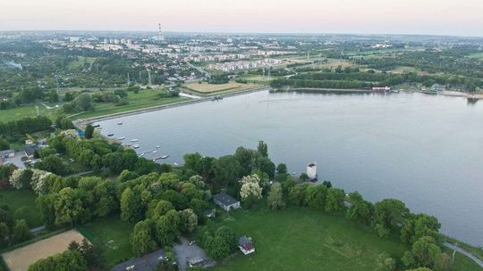 Koniec z bieganiem w krzaki nad zalewem? W tym sezonie toalety publicznej jeszcze nie będzie
