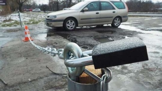 Koniec z darmowym parkowaniem na Rusałce. Ktoś zagrodził wjazd. Miasto: "To nie my"