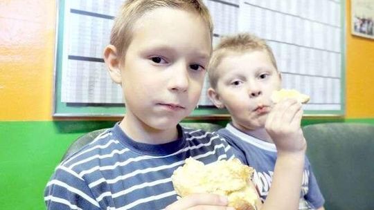 Koniec z "dilowaniem". Drożdżówki mają wrócić do szkół. Jest szansa na kawę i sól