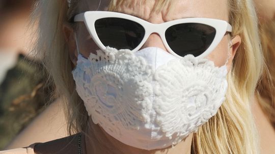 Koniec z noszeniem maseczek, jakie się chce. Dziś rząd wskaże właściwe