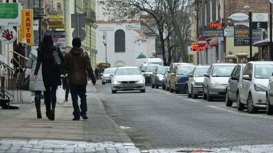 Koniec z parkowaniem na chodniku. Miasto szykuje "blokady"