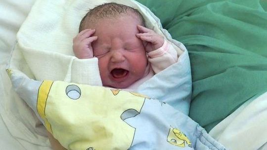 Koniec z rodzeniem po ludzku. Ministerstwo zmienia przepisy. Tysiące kobiet protestują