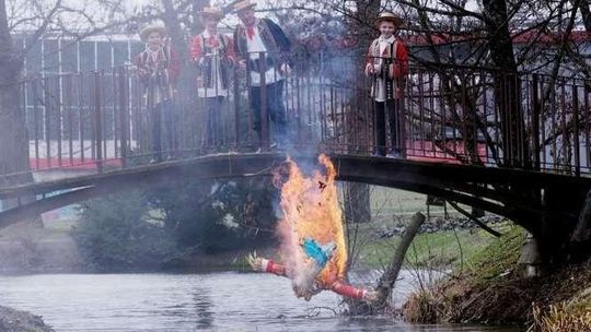 Koniec zimy, początek wiosny. Dzieci utopiły marzannę