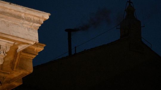 Konklawe: Czarny dym z komina Kaplicy Sykstyńskiej (wideo)
