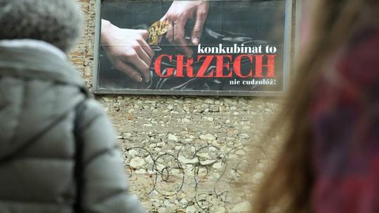 "Konkubinat to grzech - nie cudzołóż". Billboardy w Lublinie