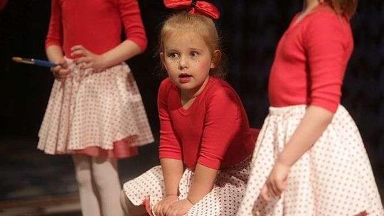 Konkurs Mini Playback Show. Przedszkolaki na scenie i piosenki z lat 60.