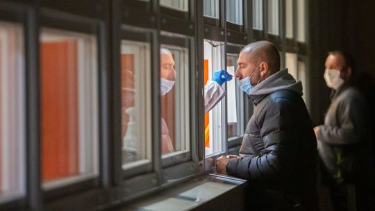 Konorawirus: Test testowi nierówny. Na które warto wydać pieniądze?