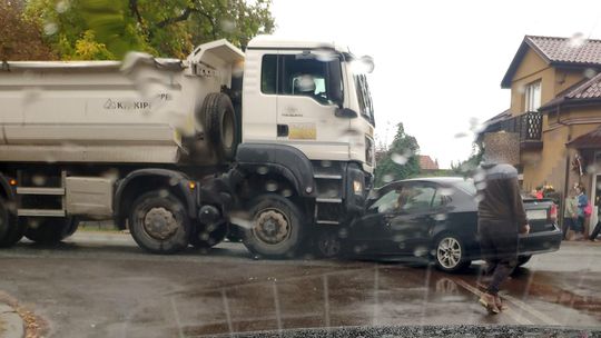 Końskowola: Saab utknął pod ciężarówką [zdjęcia]