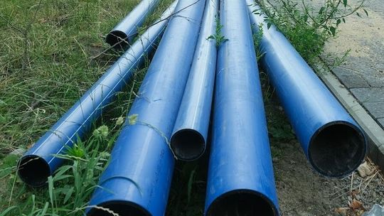 Końskowola. Zakładają światłowód, uszkodzili wodociąg