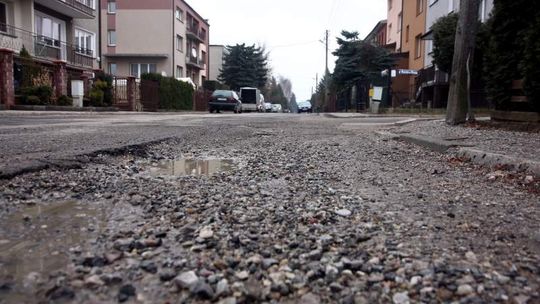Konstantynów: Ciężarówki zniszczyły drogi. Miasto chce wymusić naprawy