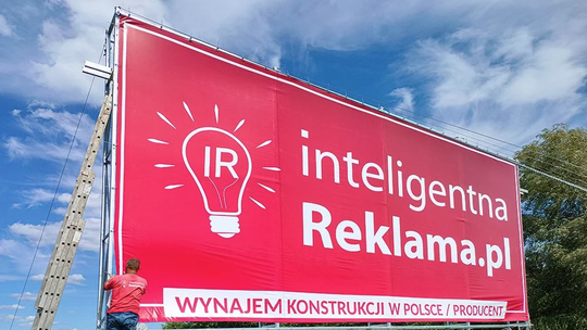 Konstrukcje reklamowe – czy naprawdę zwiększają widoczność marki w mieście?