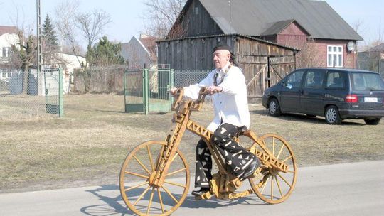 Konstruktor drewnianych rowerów szykuje kolejny wehikuł