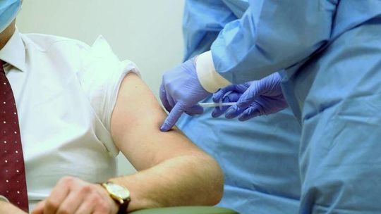 Kontrole po zaszczepieniu VIP-ów bez kolejki