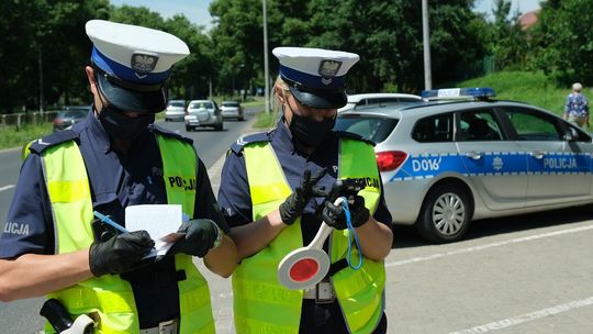 Kontrole policji w busach i kary za brak maseczki. Rzecznik Praw Obywatelskich: Nie ma podstaw do karania