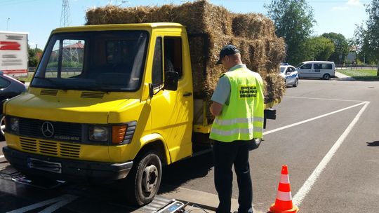 Kontrolowali wagę samochodów. Jeden transport ważył o 4 tony za dużo