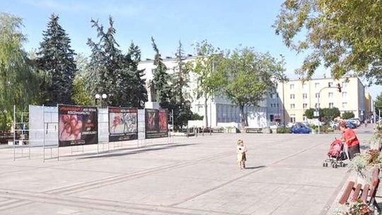 Kontrowersyjna wystawa w centrum Świdnika. "Mój syn nie może wejść na główny plac miasta"