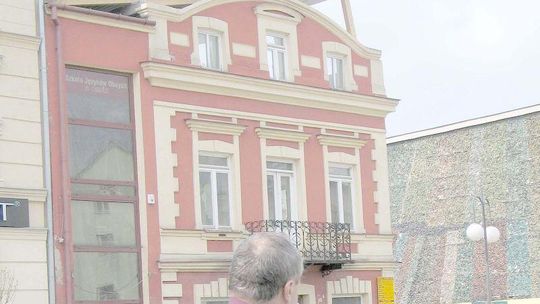 Kontrowersyjny dach na zgrabnej kamieniczce