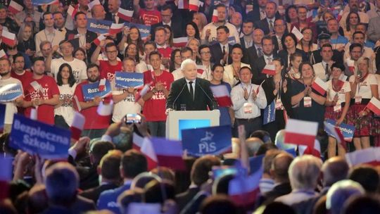 Konwencja programowa PiS w hali Globus w Lublinie. "Hat Trick Kaczyńskiego". Premier Morawiecki obiecał sto obwodnic