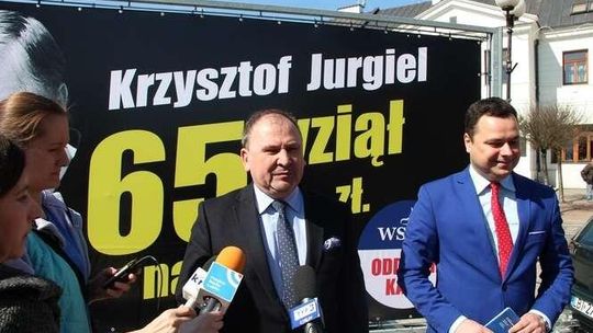 "Konwój wstydu" przed urzędem miasta. "Krzystof Jurgiel wziął 65 tys. zł nagrody!"
