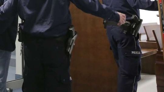 Konwój z aresztantem w sądzie. Nagle podchodzi nastolatek i próbuje coś wręczyć
