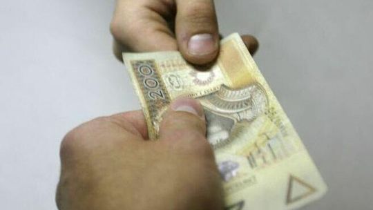 Kopał i wyzywał policjantów. Potem chciał płacić żeby go puścili