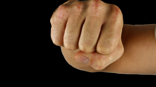 Kopał, szarpał i wykręcał ręce komornikowi? Prawnik i jego żona odpowiedzą przed sądem