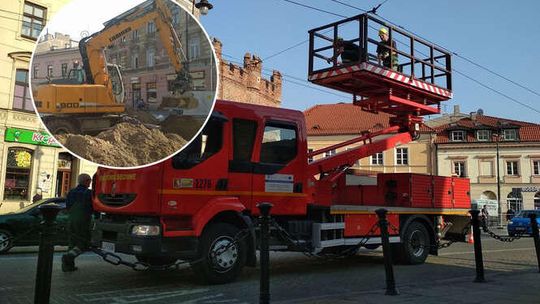 Koparka uszkodziła trakcję koło Bramy Krakowskiej. Utrudnienia