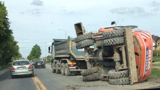 Koparka wywróciła się na drogę. Korki w rejonie os. Borek