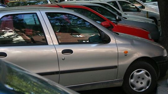 Koperty na parkingach: Malują bez zezwolenia?