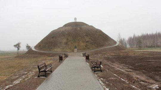 Kopiec Henryka Sienkiewicza po rewitalizacji, ale w muzeum jeszcze remont 