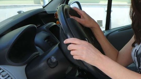 Kopnął w auto, bo na niego zatrąbiła. Teraz ma kłopoty