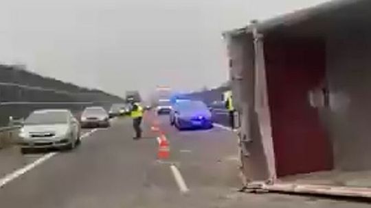 Korek na 10 km na wjeździe do Lublina. Przewróciła się ciężarówka z rzepakiem. Nagranie