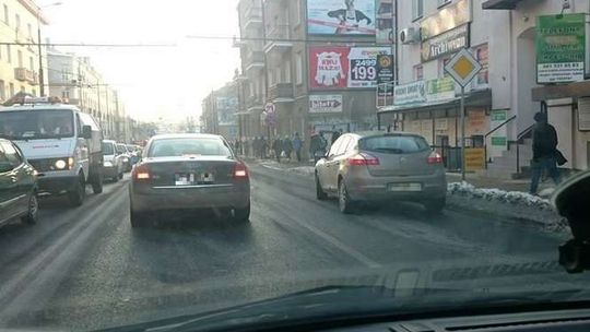 Korek na ul. Narutowicza. Przez zepsuty samochód