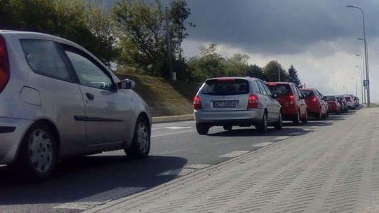 Korki obok centrum IKEA po otwarciu. Opóźnienia autobusów od 30 do 45 minut
