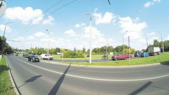 Korki, stłuczki i brak świateł na rondzie. Miasto nie zamierza nic zmieniać