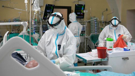 Koronawirus 1 września. Więcej zakażeń, więcej zgonów. "Pandemia cały czas jest z nami"