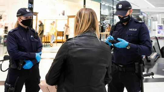 Koronawirus. 23 marca 2022. Pada termin zdjęcia maseczek