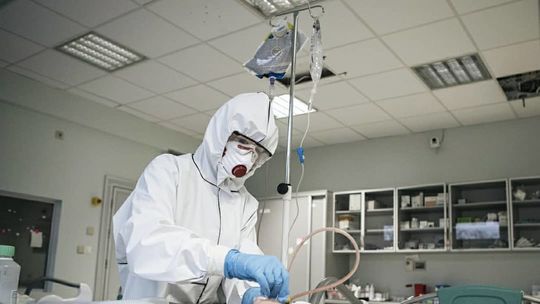 Koronawirus. 24 tys. chorych to dużo? Rząd ma symulacje, które wskazują, że będzie więcej