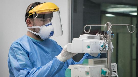 Koronawirus 4 kwietnia. Znacznie mniej zakażeń niż przed tygodniem. Spadła liczba testów