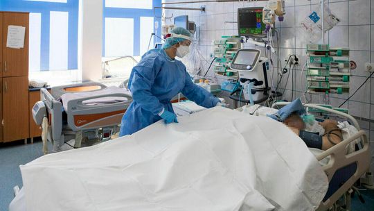 Koronawirus 4 listopada. Ogromny wzrost zakażeń. Najwięcej osób zmarło w woj. lubelskim