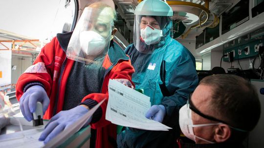 Koronawirus. Aż 1552 nowych chorych i nowe kategorie osób zmarłych