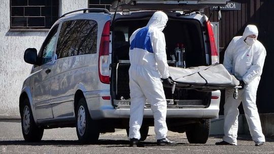 Koronawirus i zasady pogrzebów. "Nachodzą mnie myśli, czy w urnie był mój ojciec"