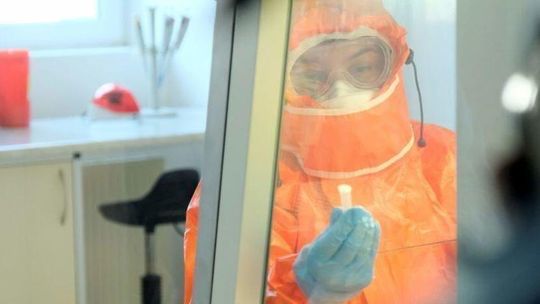 Koronawirus: Osocze ozdrowieńców na początek zostanie podane stu chorym