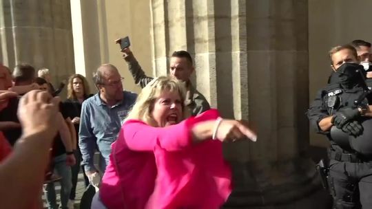 Koronawirus: Protest przeciw obostrzeniom w stolicy Niemiec [wideo]